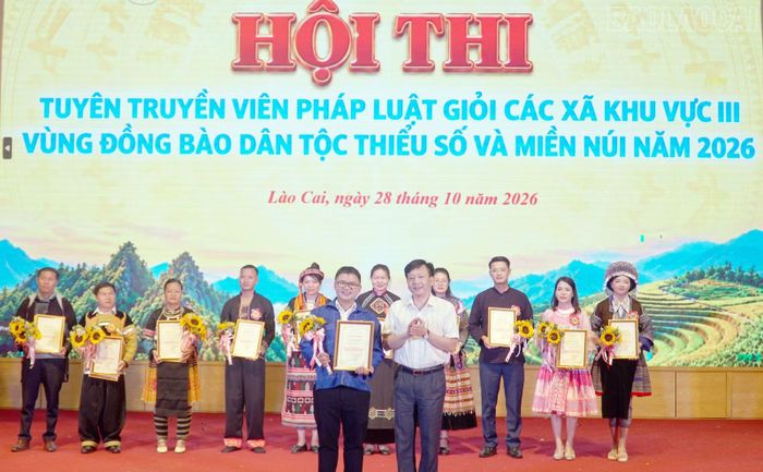 Đồng chí Đặng Đình Chung - Giám đốc Sở Tư pháp, Phó Chủ tịch Thường trực Hội đồng phối hợp phổ biến, giáo dục pháp luật tỉnh - Trưởng Ban Tổ chức Hội thi trao giải Nhất cho đội thi xã Y Tý.