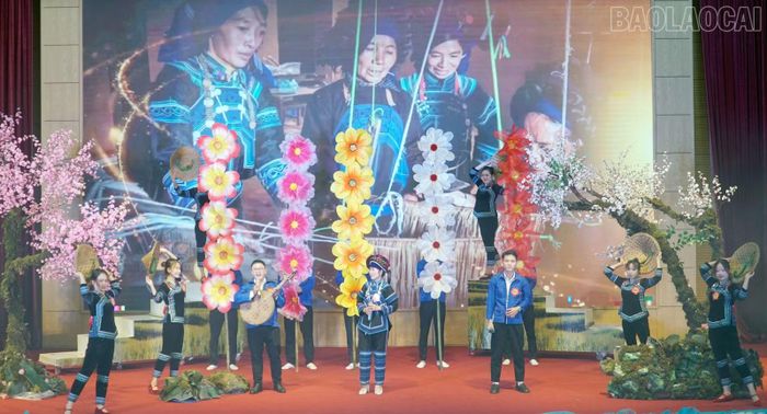 Màn giới thiệu đặc sắc của đội xã Y Tý.