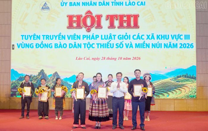 Đồng chí Phạm Tiến Hưng - Phó Trưởng Ban Tuyên giáo Tỉnh ủy - Phó Trưởng Ban Tổ chức Hội thi, trao giải Nhì cho 3 đội thi.