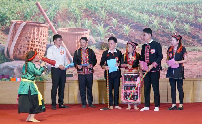 Phần thi giới thiệu của Đội thi đến từ xã Phúc Lợi.