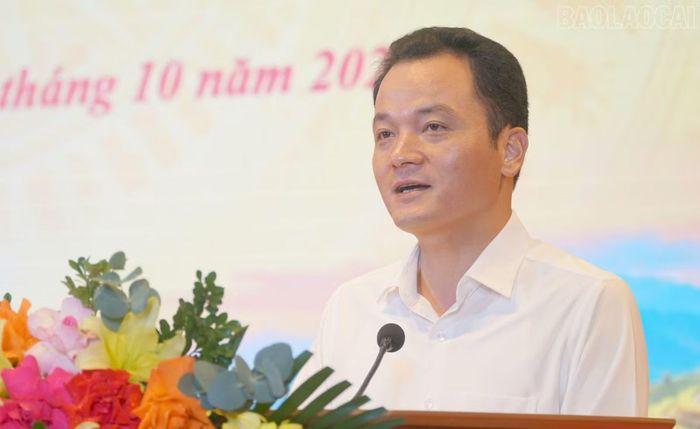 Đồng chí Giàng Quốc Hưng - Ủy viên Ban Thường vụ Tỉnh ủy, Phó Chủ tịch UBND tỉnh, Chủ tịch Hội đồng phối hợp phổ biến giáo dục pháp luật tỉnh phát biểu khai mạc Hội thi.