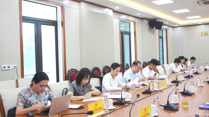 Các đại biểu tham dự buổi làm việc.