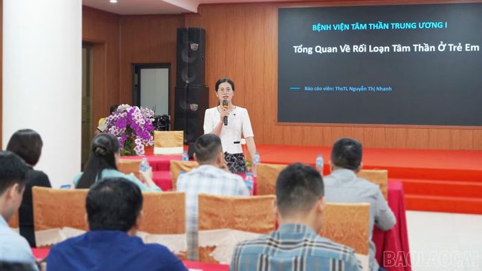Giảng viên Bệnh viện Tâm thần Trung ương 1 truyền đạt kiến thức về phục hồi chức năng tâm thần cho các học viên.
