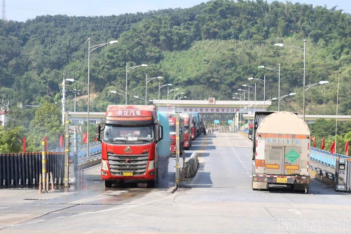 Hoạt động xuất nhập khẩu hàng hóa tại Cửa khẩu Quốc tế đường bộ số II Kim Thành, Lào Cai, góp phần thúc đẩy giao thương Việt Nam – Trung Quốc.
