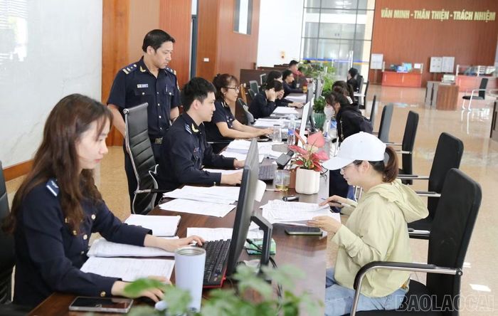Công chức Hải quan Cửa khẩu Quốc tế Lào Cai thực hiện thủ tục hải quan, tạo thuận lợi cho doanh nghiệp xuất nhập khẩu hàng hóa qua địa bàn.