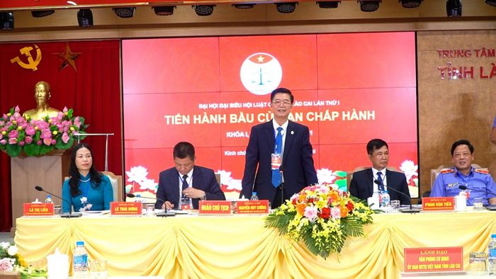 Đoàn Chủ tịch điều hành đại hội.