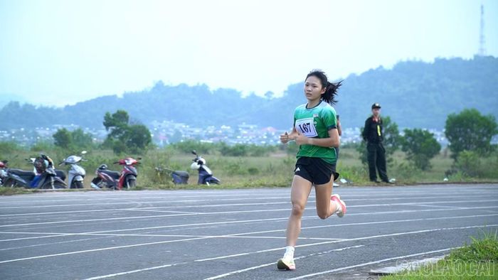 Tranh tài ở nội dung 1500m nữ, động viên Trần Hồng Thúy, đoàn Sở Giáo dục và Đào tạo giành Huy chương Vàng