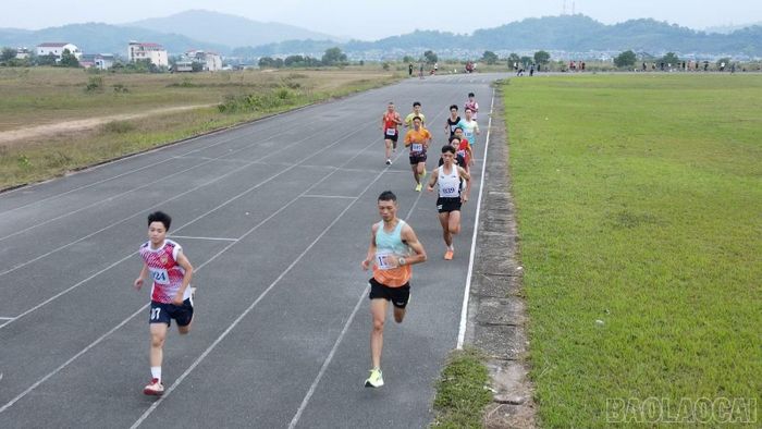 Đoàn Mường Khương phát huy thế mạnh ở các nội dung chạy, giành huy chương Vàng đầu tiên ở nội dung 1.500 m nam.