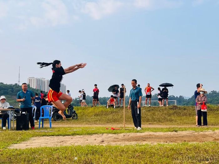 Các vận động viên tranh tài ở vòng chung kết nội dung nhảy xa nữ tại Đại hội Thể dục thể thao tỉnh Lào Cai lần thứ I, năm 2026.