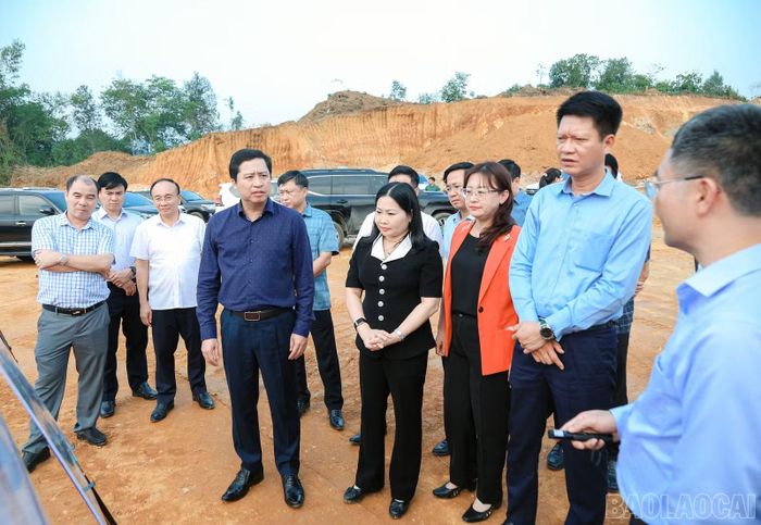 Bí thư Tỉnh ủy Dương Quốc Huy và Đoàn công tác của tỉnh kiểm tra tiến độ xây dựng Dự án Trường Phổ thông nội trú Tiểu học và THCS Bản Vược.