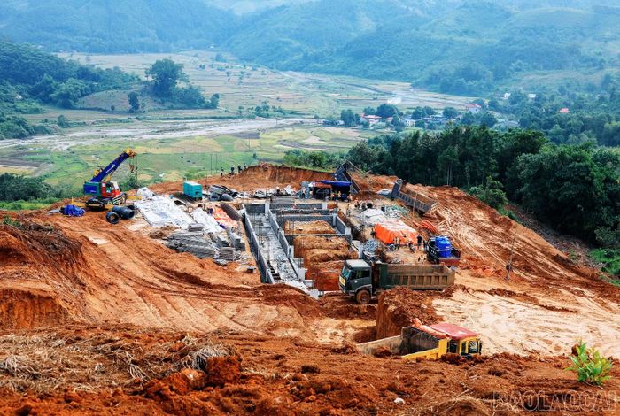 Một số hạng mục móng, tường móng và kết cấu ban đầu của công trình Trường Phổ thông nội trú Tiểu học và THCS Trịnh Tường đã được thực hiện.