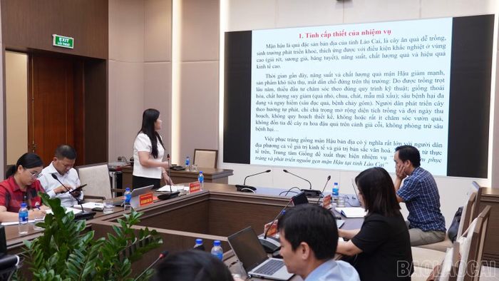 Đại diện Trung tâm Giống Nông nghiệp tỉnh Lào Cai thuyết minh về nhiệm vụ đăng ký thực hiện tại cuộc họp.
