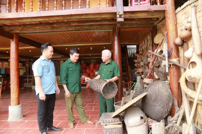 Cựu chiến binh Hoàng Văn Nha (bên phải ảnh) tích cực giữ gìn bản sắc văn hóa gắn với phát triển du lịch cộng đồng.