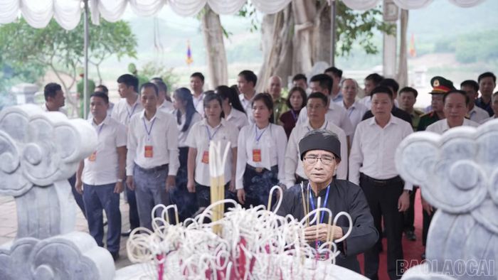 Các đại biểu và người dân thành kính dâng hương tại Đền Nhược Sơn.