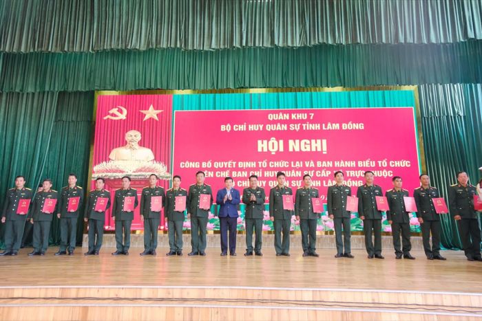 Đồng chí Y Thanh Hà Niê Kđăm, Ủy viên Ban Chấp hành Trung ương Đảng, Bí thư Tỉnh ủy, Trưởng Đoàn ĐBQH tỉnh, Bí thư Đảng ủy Quân sự tỉnh và lãnh đạo Bộ CHQS tỉnh trao quyết định cho các đồng chí được bổ nhiệm Chỉ huy trưởng ban CHQS các xã, phường.