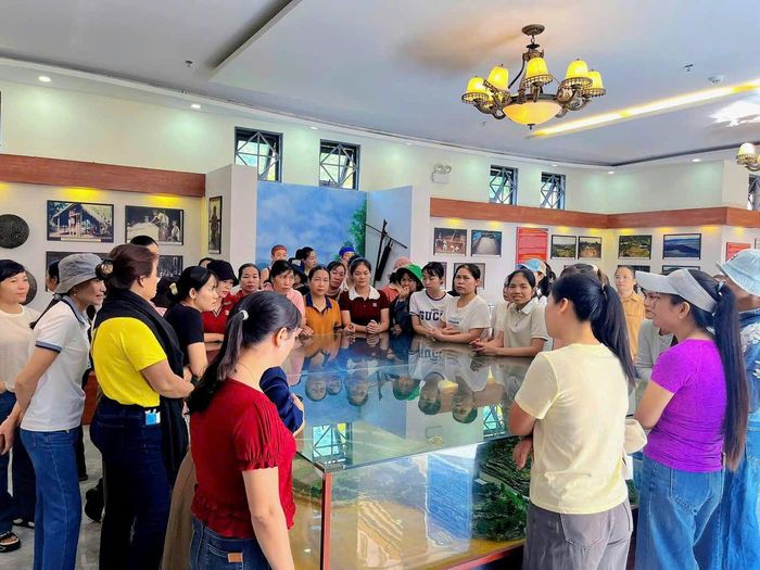 Các thầy cô giáo dạy môn Lịch sử tham quan nhà trưng bày