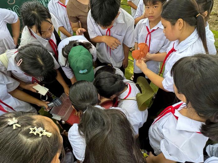 Học sinh tham gia hoạt động trải nghiệm phục hồi hình dáng cũ trên gốm