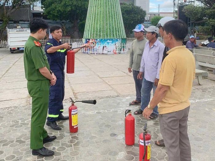 Hướng dẫn người dân cách phòng cháy chữa cháy