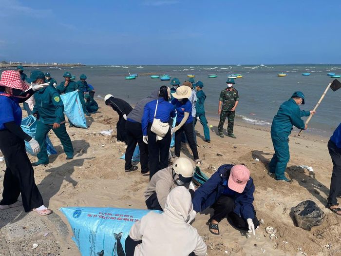 Thu gom rác ven biển xã Vĩnh Hảo