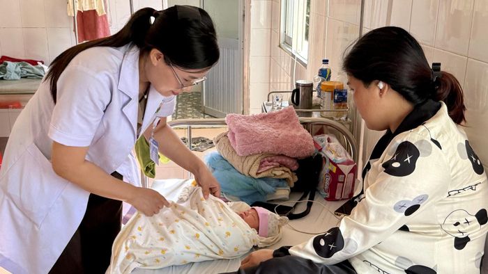 Hướng dẫn chăm sóc trẻ sơ sinh tại Trung tâm Y tế khu vực Lâm Hà.