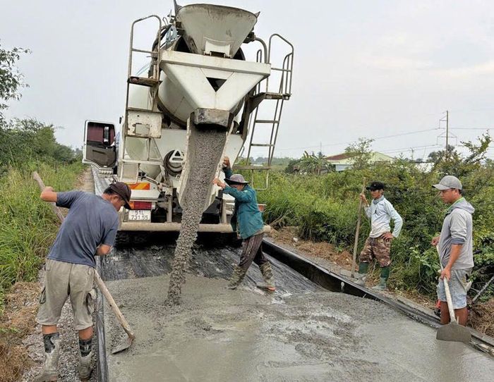 Thi công đường giao thông nông thôn tại thôn Văn Lâm, xã Tuyên Quang
