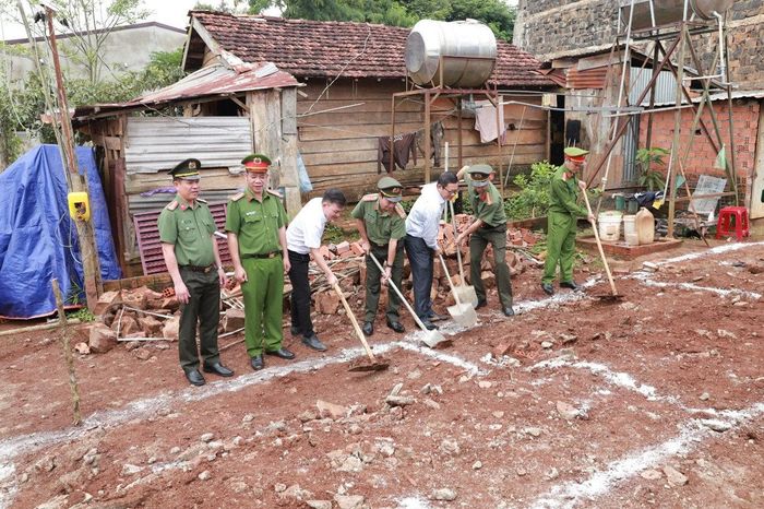 Công an tỉnh và đại diện chính quyền địa phương thực hiện nghi thức động thổ, khởi công xây dựng nhà ở cho các hộ dân