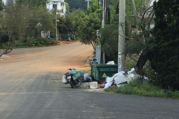 Rác thải sinh hoạt vẫn tập kết chưa đúng thời gian quy định tại các khu dân cư