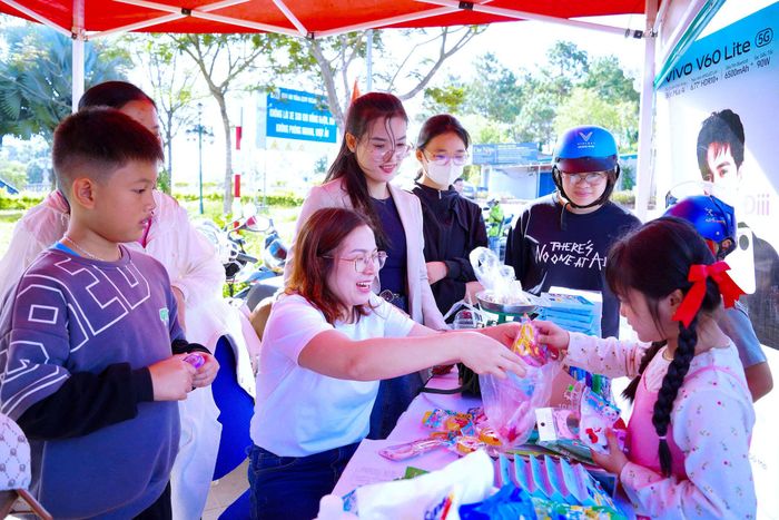 Nhiều địa phương của Lâm Đồng tổ chức chương trình đổi rác lấy quà tặng, thu hút sự quan tâm của cộng đồng