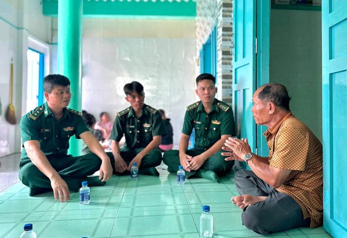 Thăm hỏi, động viên gia đình có ngư dân gặp nạn trong vụ lật tàu cá tháng 9/2026