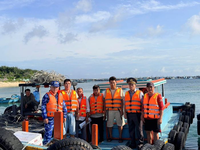 Lực lượng Biên phòng tỉnh và Cảnh sát biển 3 phối hợp đưa ngư dân trên tàu cá LĐ-95888-TS về bờ an toàn