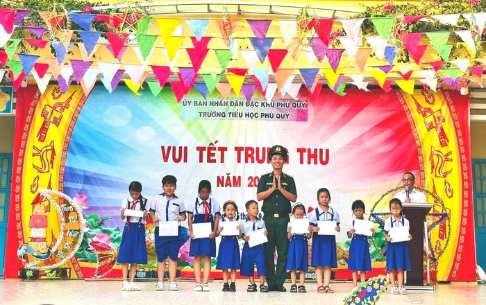 Đồn Biên phòng Cửa khẩu cảng Phú Quý trao quà cho các em học sinh có hoàn cảnh khó khăn nhân dịp Tết Trung thu năm 2026