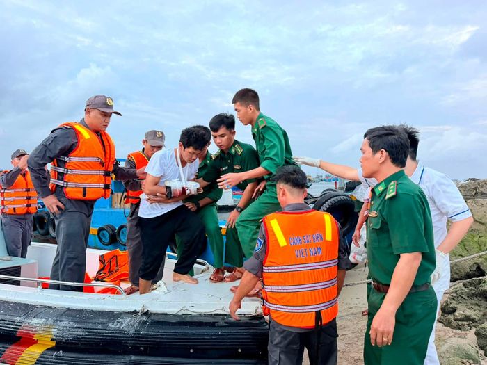 Ngư dân bị thương khi khai thác hải sản trên biển được lực lượng biên phòng cùng các lực lượng chức năng đưa vào bờ cấp cứu