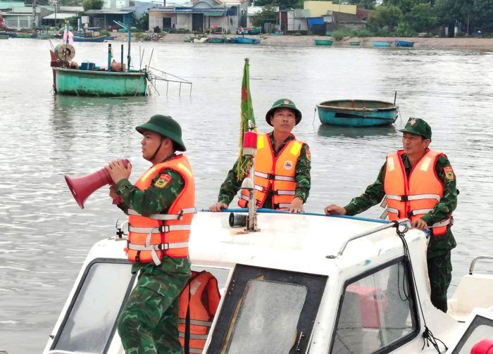 Biên phòng tỉnh kêu gọi ngư dân vào bờ tránh trú bão an toàn