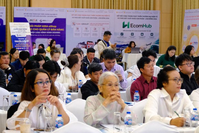 Các học viên được hướng dẫn kỹ năng xây dựng nội dung livestream, chuẩn bị hình ảnh, video và thông tin sản phẩm