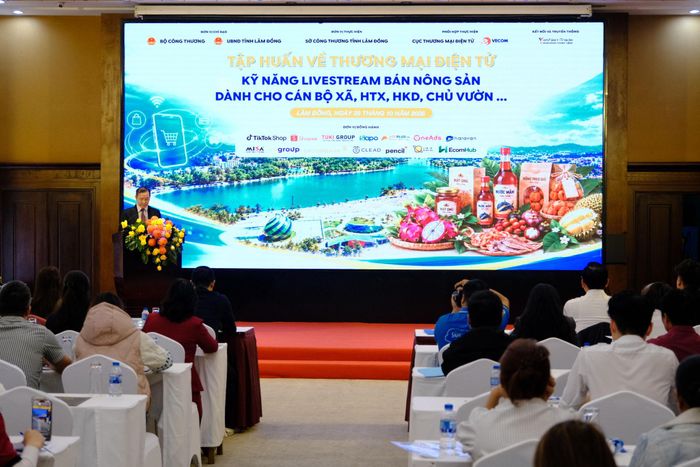 Quang cảnh lớp tập huấn