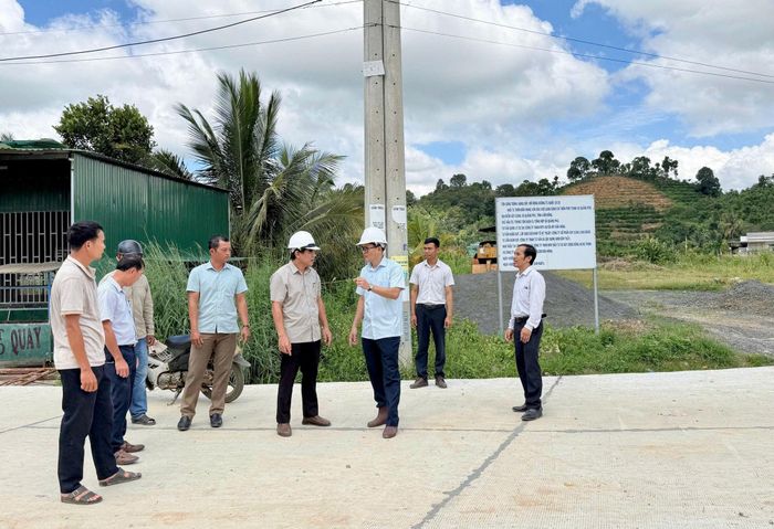 Lãnh đạo xã Quảng Phú kiểm tra tiến độ thi công tuyến đường giao thông vào thôn Phú Thịnh, nhằm bảo đảm công trình được triển khai đúng kế hoạch, đáp ứng nhu cầu đi lại của người dân