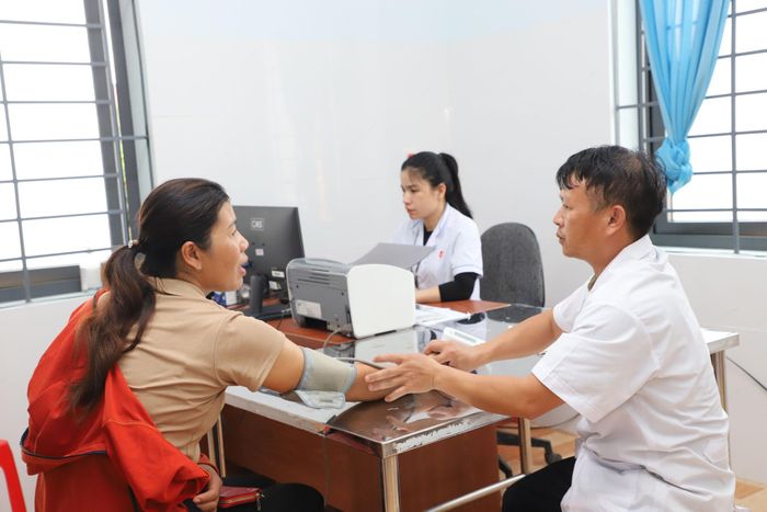 Người dân xã Quảng Phú đến khám, chữa bệnh tại Trạm Y tế xã bằng thẻ bảo hiểm y tế, góp phần giảm chi phí chăm sóc sức khỏe