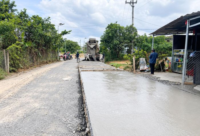 Các tuyến đường giao thông nội thôn, bon trên địa bàn xã Quảng Phú được cứng hóa, góp phần tạo thuận lợi cho người dân đi lại, vận chuyển hàng hóa và thúc đẩy phát triển kinh tế - xã hội địa phương