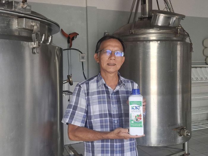 Thạc sĩ Hồ Trinh bên hệ thống thiết bị thủy phân và sản phẩm phân bón hữu cơ sinh học từ phế phẩm cá biển tại nhà xưởng sản xuất