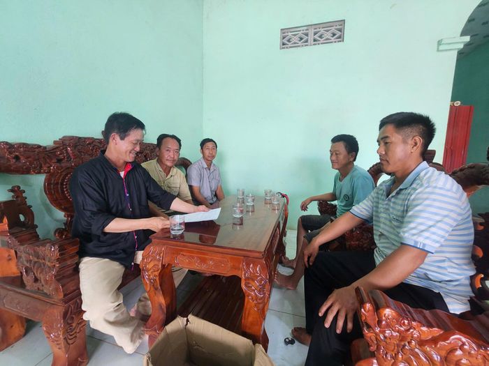 Người uy tín Hạng A Tùng (ngoài cùng bên trái) cùng với Ban Tự quản bản Tân Lập trao đổi, thống nhất những nội dung cơ bản trước khi triển khai đến buổi họp toàn dân trong bản