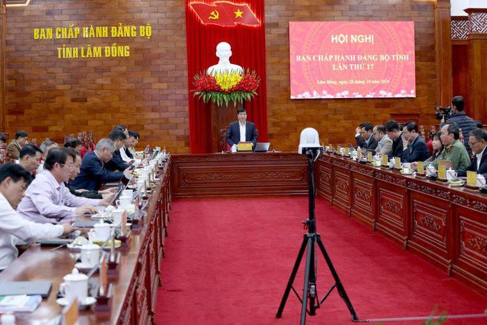 Đồng chí Y Thanh Hà Niê Kđăm, Ủy viên Ban Chấp hành Trung ương Đảng, Bí thư Tỉnh ủy, Trưởng Đoàn ĐBQH tỉnh phát biểu kết luận hội nghị