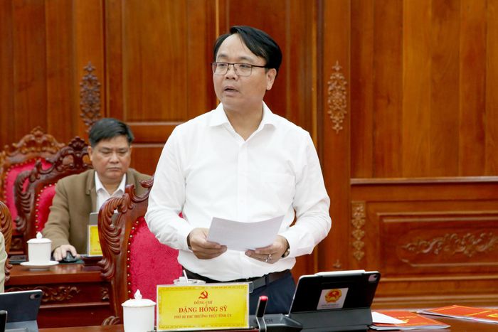 Đồng chí Đặng Hồng Sỹ, Phó Bí thư Thường trực Tỉnh ủy thông qua tờ trình của Ban Thường vụ Tỉnh ủy về kế hoạch triển khai các Nghị quyết, Kết luận của Hội nghị Trung ương 4, khóa XIV
