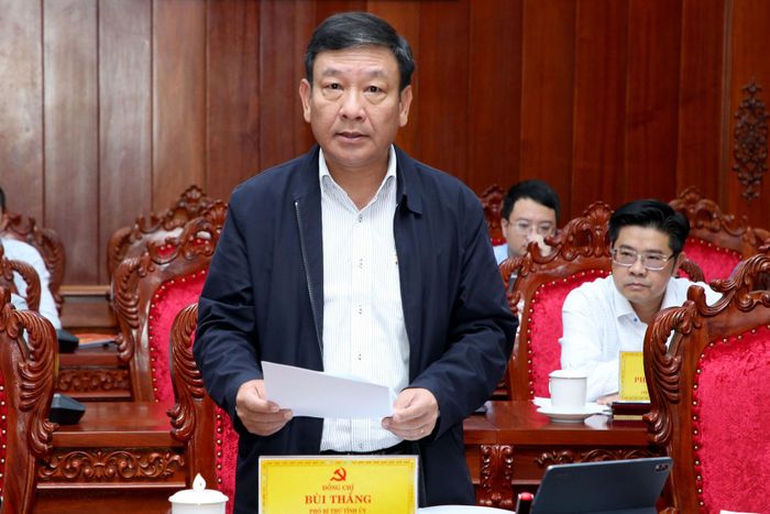 Đồng chí Bùi Thắng, Phó Bí thư Tỉnh ủy thông qua các tờ trình tại hội nghị