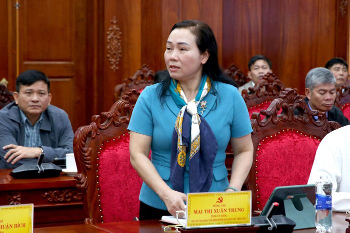 Đồng chí Mai Thị Xuân Trung, Tỉnh ủy viên, Phó Chủ tịch HĐND tỉnh Lâm Đồng góp ý vào các tờ trình tại hội nghị