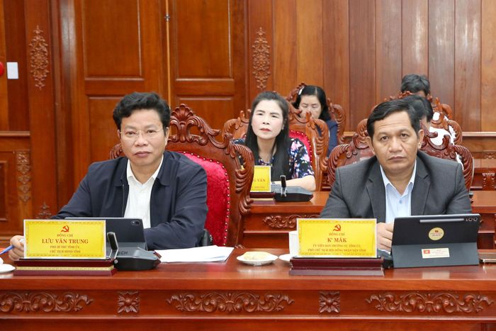 Đồng chí Lưu Văn Trung, Phó Bí thư Tỉnh ủy, Chủ tịch HĐND tỉnh (bên trái) và đồng chí K’ Mák, Ủy viên Ban Thường vụ Tỉnh ủy, Phó Chủ tịch HĐND tỉnh (bên phải) dự hội nghị