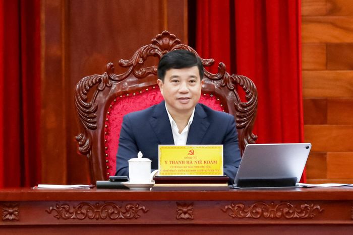 Đồng chí Y Thanh Hà Niê Kđăm, Ủy viên Ban Chấp hành Trung ương Đảng, Bí thư Tỉnh ủy, Trưởng Đoàn ĐBQH tỉnh Lâm Đồng chủ trì hội nghị