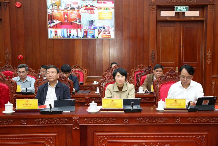 Các đồng chí: Đặng Hồng Sỹ, Phó Bí thư Thường trực Tỉnh ủy (bên phải); Phạm Thị Phúc, Phó Bí thư Tỉnh ủy, Chủ tịch Ủy ban MTTQ Việt Nam tỉnh (ngồi giữa); Bùi Thắng, Phó Bí thư Tỉnh ủy (bên trái) tham dự hội nghị