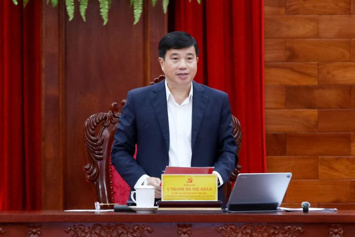 Đồng chí Y Thanh Hà Niê Kđăm, Ủy viên Ban Chấp hành Trung ương Đảng, Bí thư Tỉnh ủy, Trưởng Đoàn ĐBQH tỉnh phát biểu kết luận hội nghị
