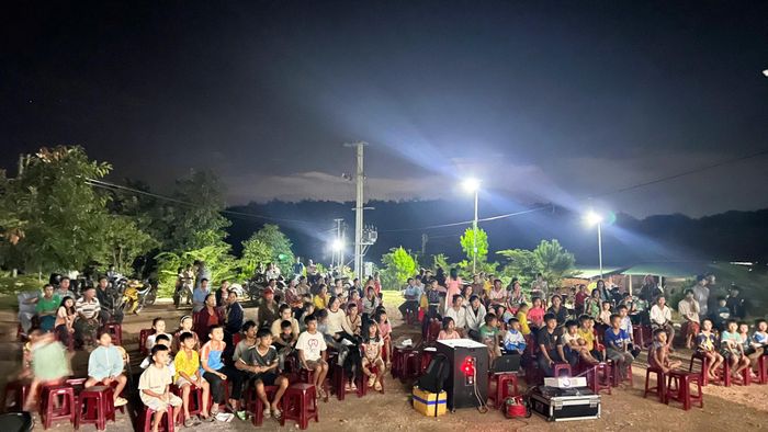 Người dân xem phóng sự Công viên Địa chất toàn cầu UNESCO Đắk Nông