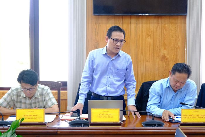 Ông Nguyễn Anh Tuấn, Phó Giám đốc Sở Xây dựng báo cáo tiến độ thực hiện các nhiệm vụ do đơn vị thực hiện